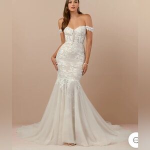 Elegant Off-Shoulder Lace Wedding Dress